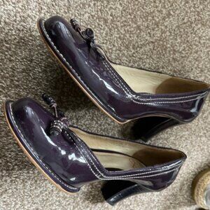 Exceptional Clark’s heels size 6 little worn dark purple patent
